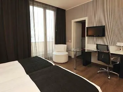 Holiday Inn Genoa City By Ihg 4*,