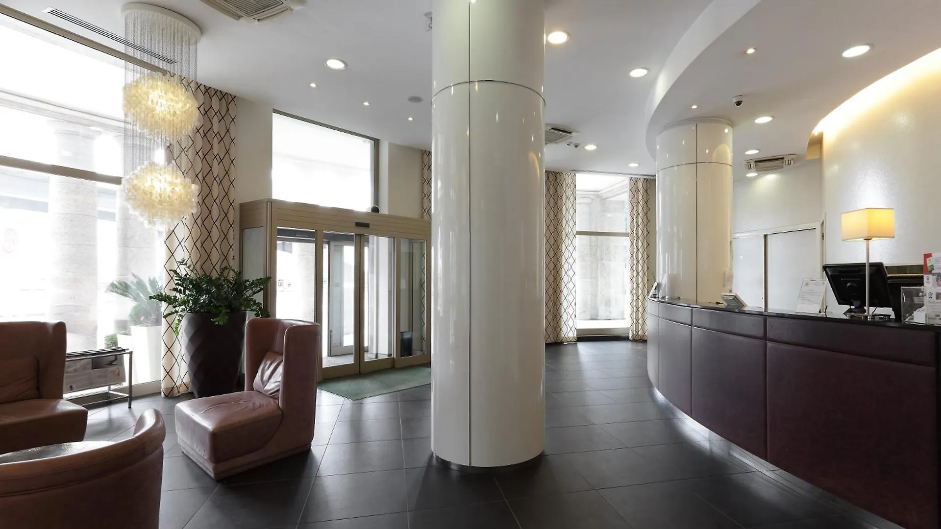 Holiday Inn Genoa City By Ihg 4*,