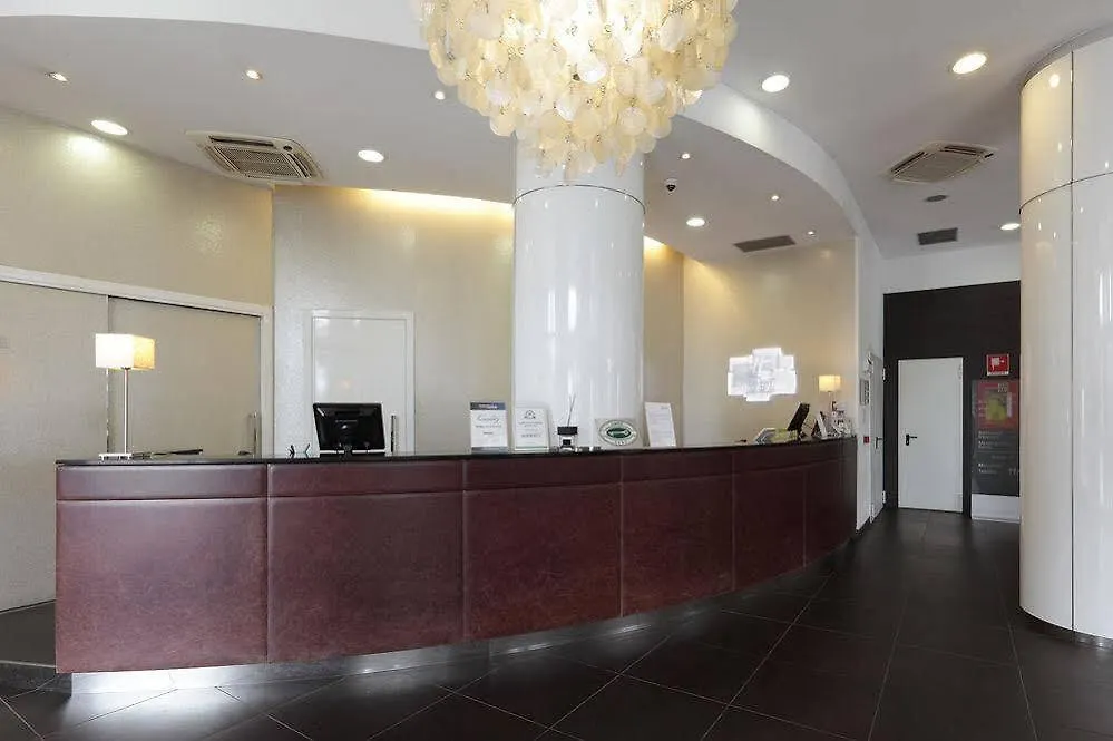 Holiday Inn Genoa City By Ihg Hotel